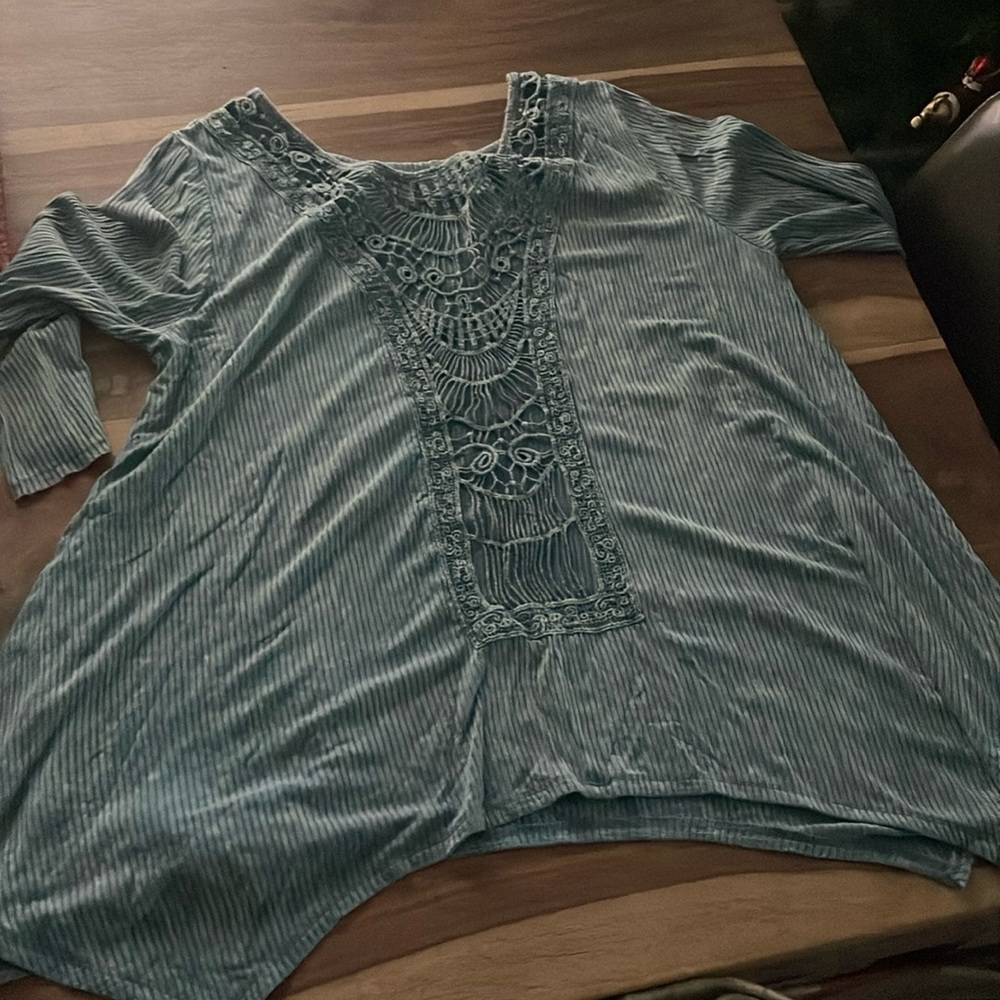 Flowy designed quarter length shirt. Umgee brand. size large.